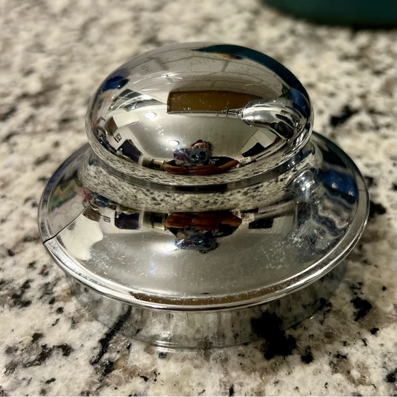 Vintage Martini Shaker Mid-Century Chrome Grapevine with a Pour spout - Picture 5 of 16